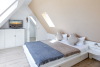 Schlafzimmer 1 mit Doppelbett, TV und Ostseeblick
